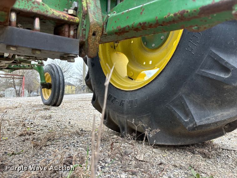 image for item EO4064 1989 John Deere 2355 tractor