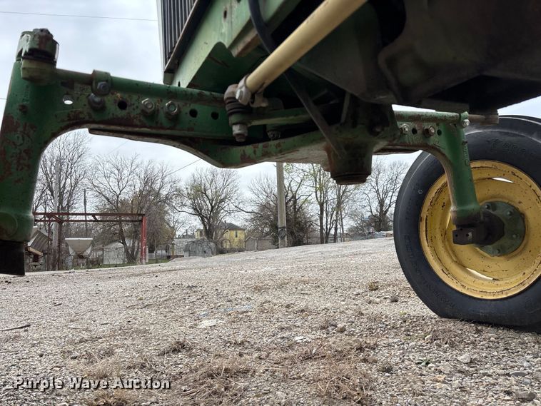 image for item EO4064 1989 John Deere 2355 tractor