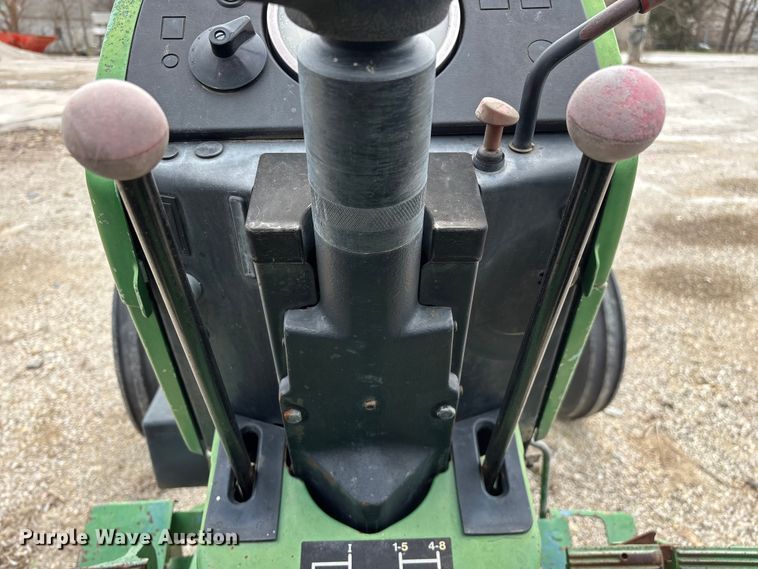 image for item EO4064 1989 John Deere 2355 tractor