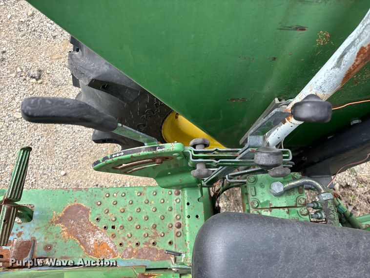 image for item EO4064 1989 John Deere 2355 tractor