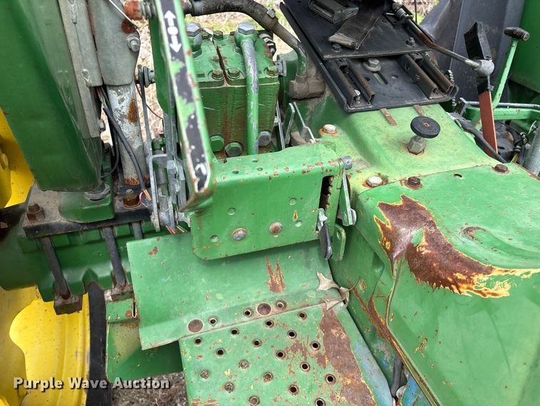 image for item EO4064 1989 John Deere 2355 tractor