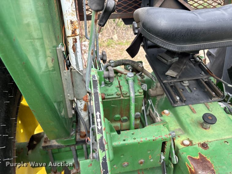 image for item EO4064 1989 John Deere 2355 tractor