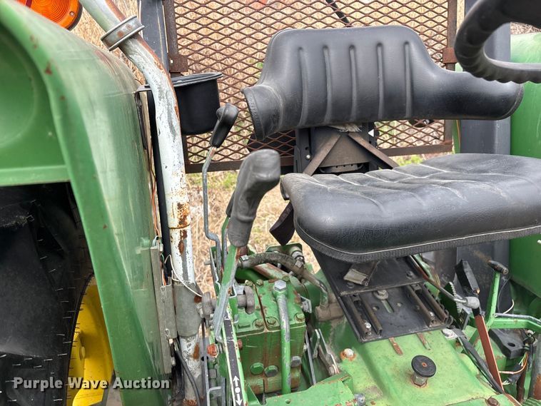 image for item EO4064 1989 John Deere 2355 tractor