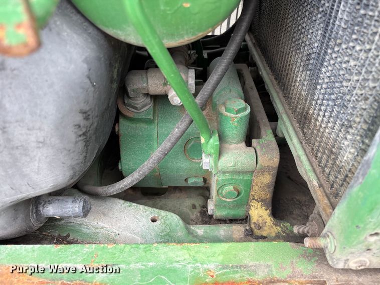 image for item EO4064 1989 John Deere 2355 tractor