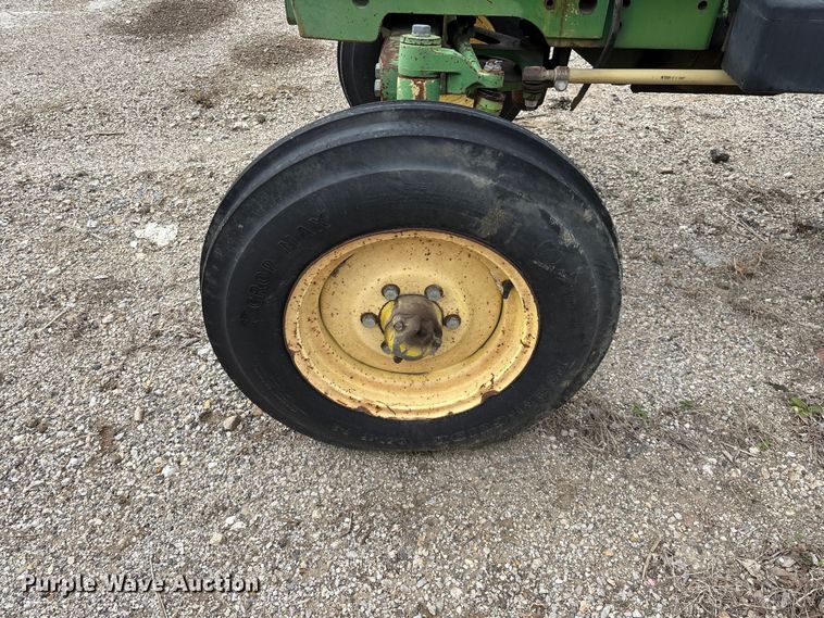 image for item EO4064 1989 John Deere 2355 tractor