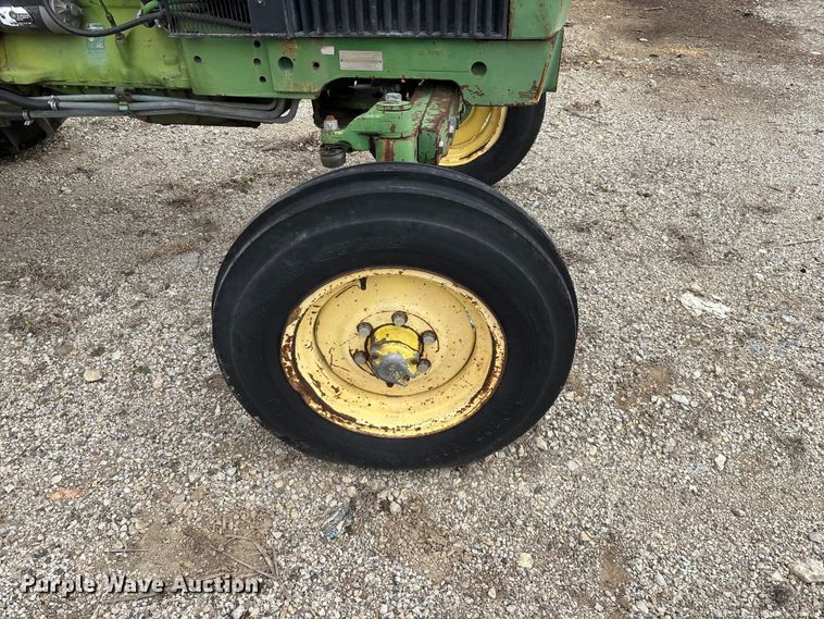 image for item EO4064 1989 John Deere 2355 tractor