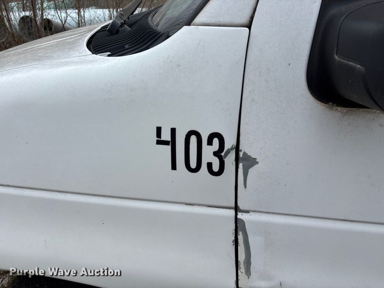 image for item EO4067 2005 Ford E150 van