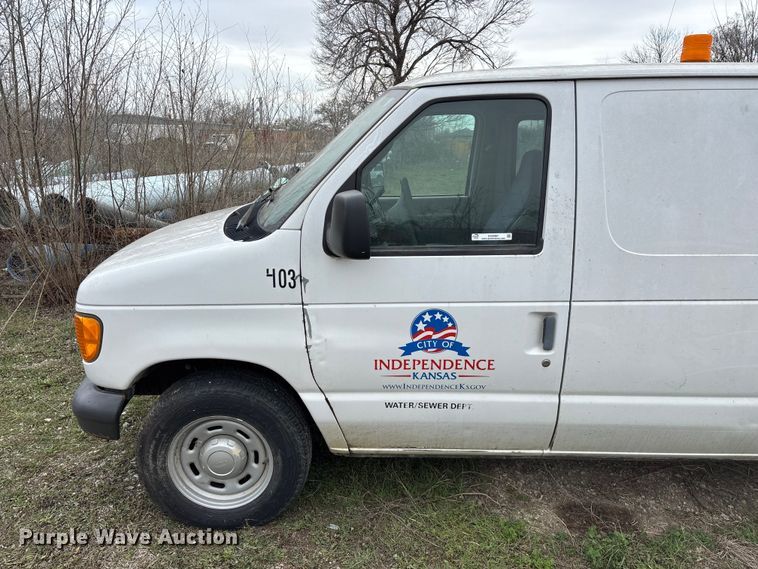 image for item EO4067 2005 Ford E150 van
