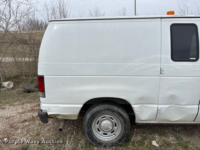 image for item EO4067 2005 Ford E150 van