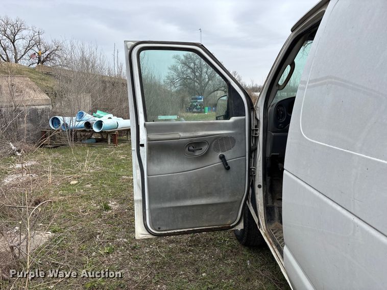 image for item EO4067 2005 Ford E150 van