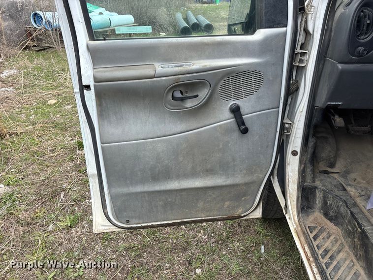 image for item EO4067 2005 Ford E150 van