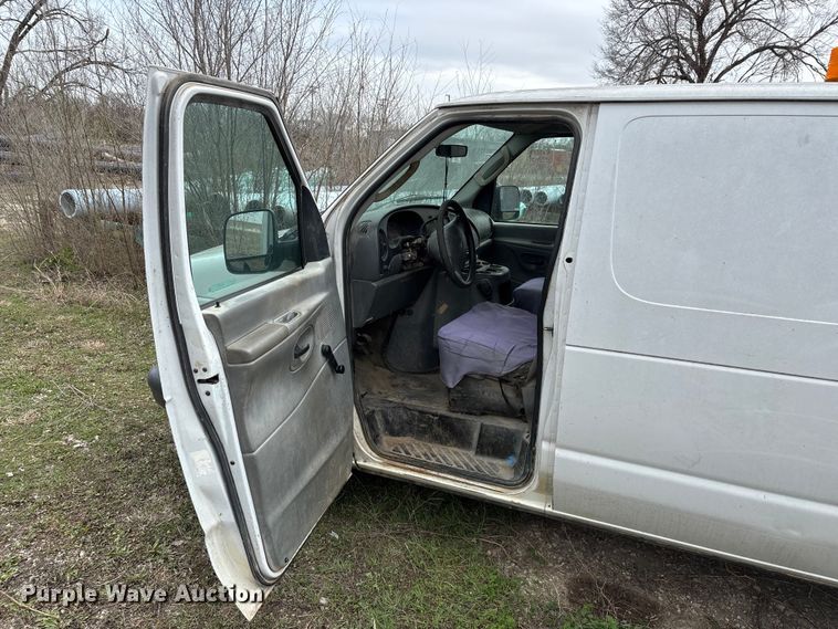 image for item EO4067 2005 Ford E150 van