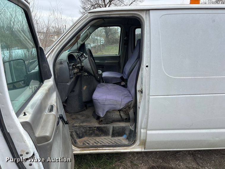 image for item EO4067 2005 Ford E150 van
