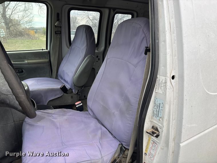 image for item EO4067 2005 Ford E150 van