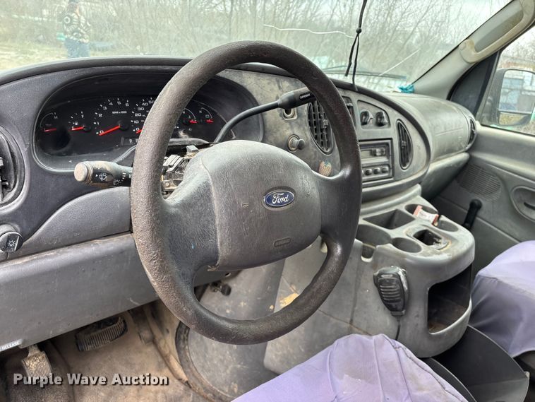 image for item EO4067 2005 Ford E150 van