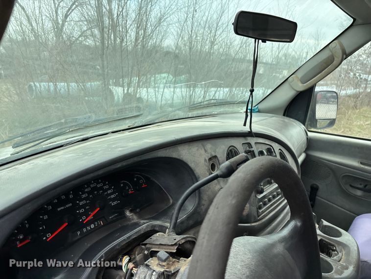 image for item EO4067 2005 Ford E150 van
