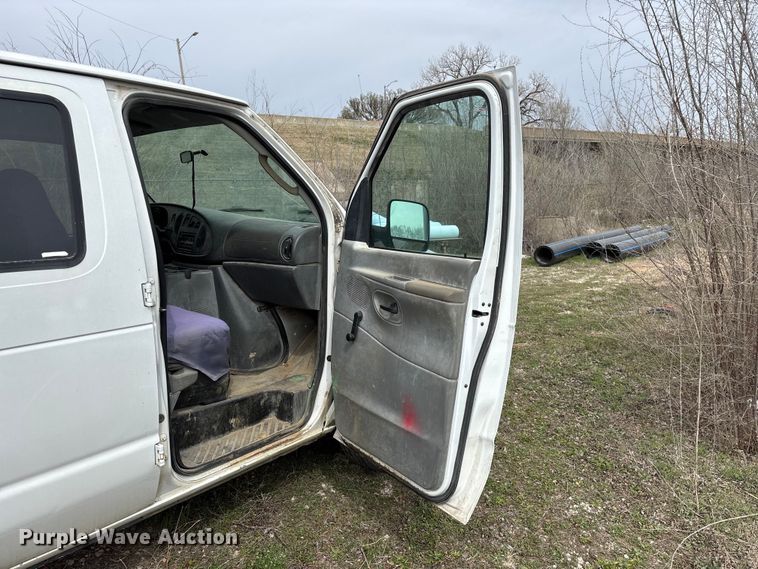 image for item EO4067 2005 Ford E150 van