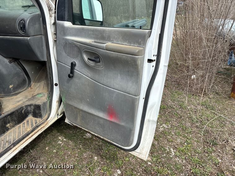 image for item EO4067 2005 Ford E150 van