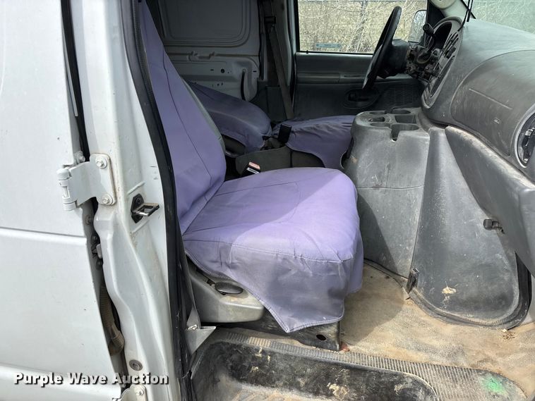 image for item EO4067 2005 Ford E150 van