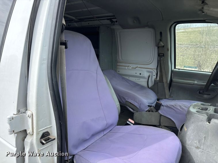 image for item EO4067 2005 Ford E150 van