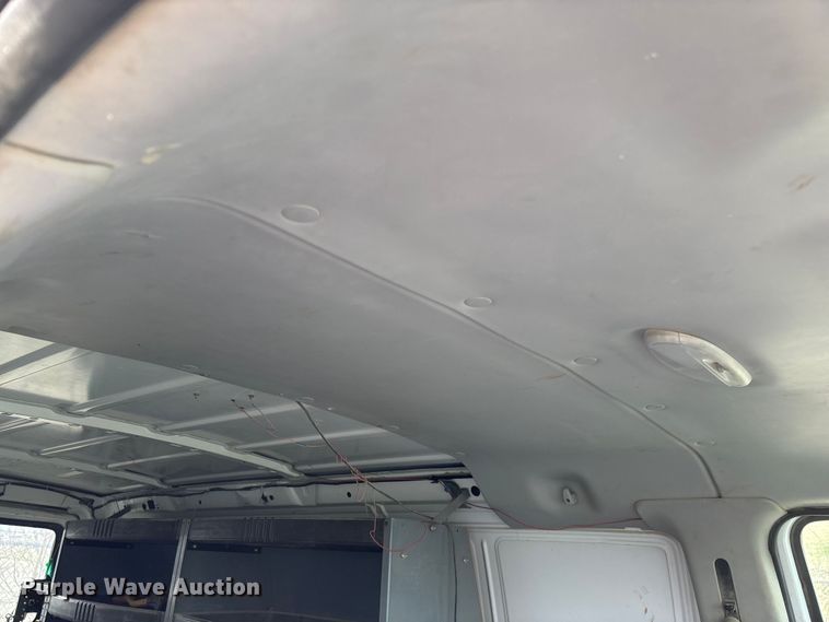 image for item EO4067 2005 Ford E150 van