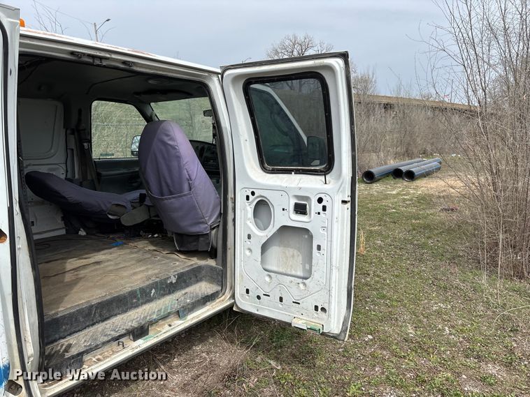 image for item EO4067 2005 Ford E150 van