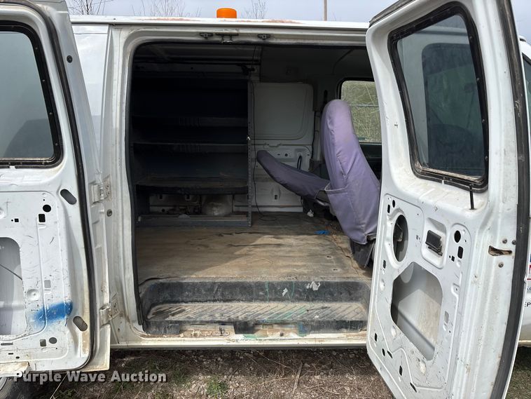 image for item EO4067 2005 Ford E150 van
