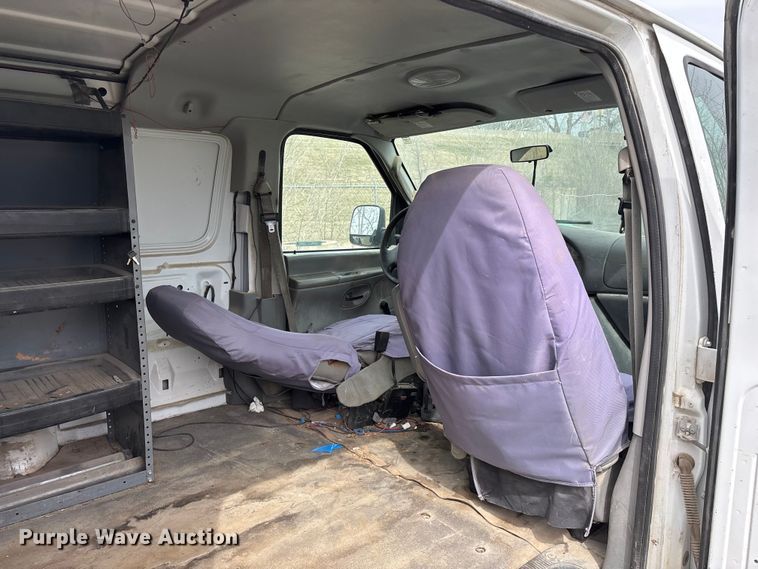 image for item EO4067 2005 Ford E150 van