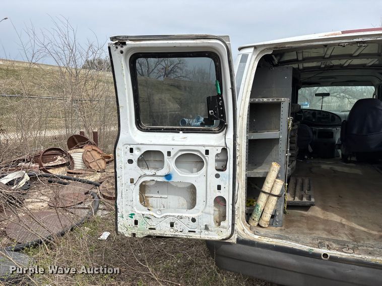 image for item EO4067 2005 Ford E150 van