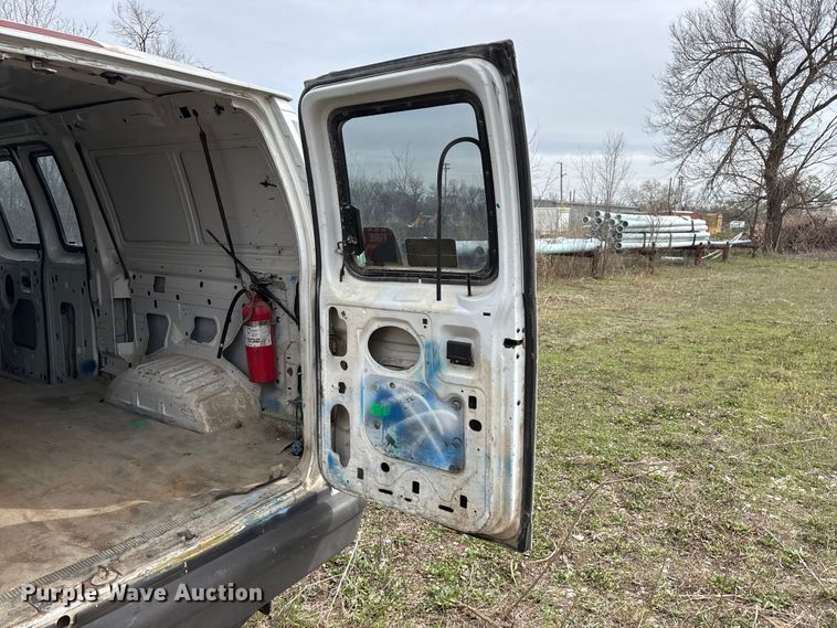 image for item EO4067 2005 Ford E150 van