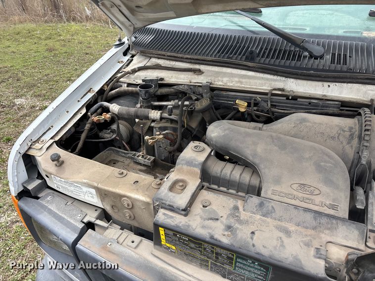 image for item EO4067 2005 Ford E150 van