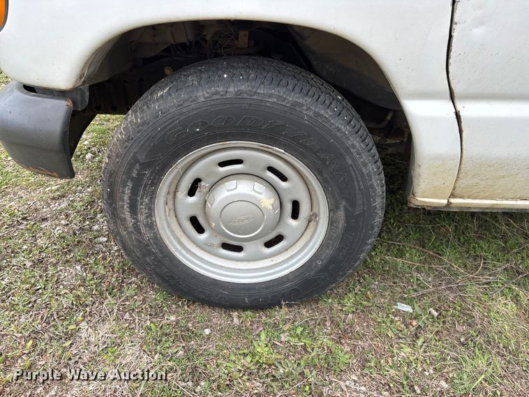image for item EO4067 2005 Ford E150 van