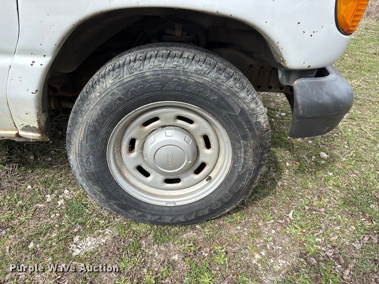 image for item EO4067 2005 Ford E150 van