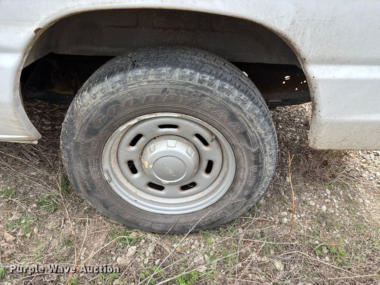 image for item EO4067 2005 Ford E150 van