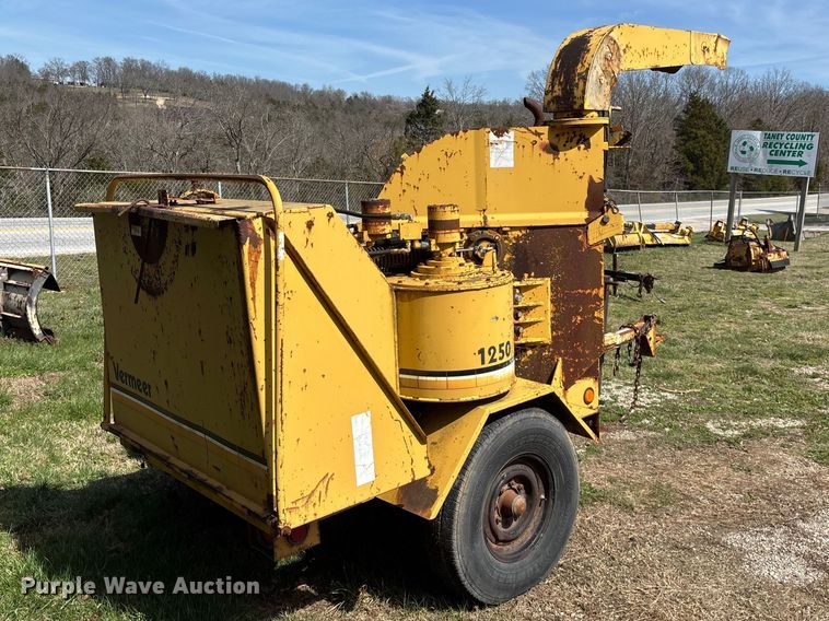 image for item EO4069 Vermeer 1250 wood chipper