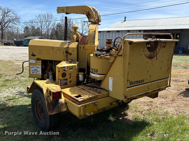 image for item EO4069 Vermeer 1250 wood chipper