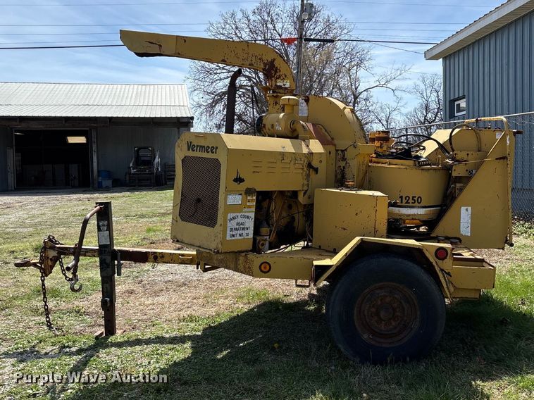 image for item EO4069 Vermeer 1250 wood chipper