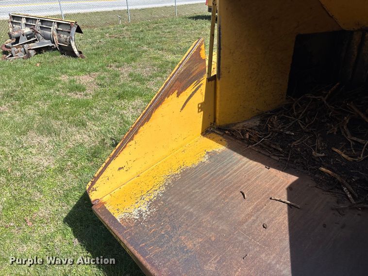 image for item EO4069 Vermeer 1250 wood chipper
