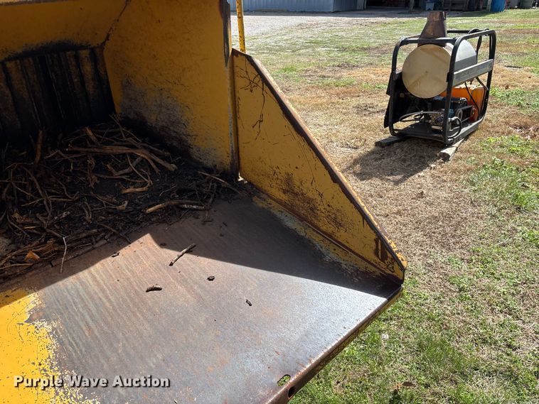 image for item EO4069 Vermeer 1250 wood chipper