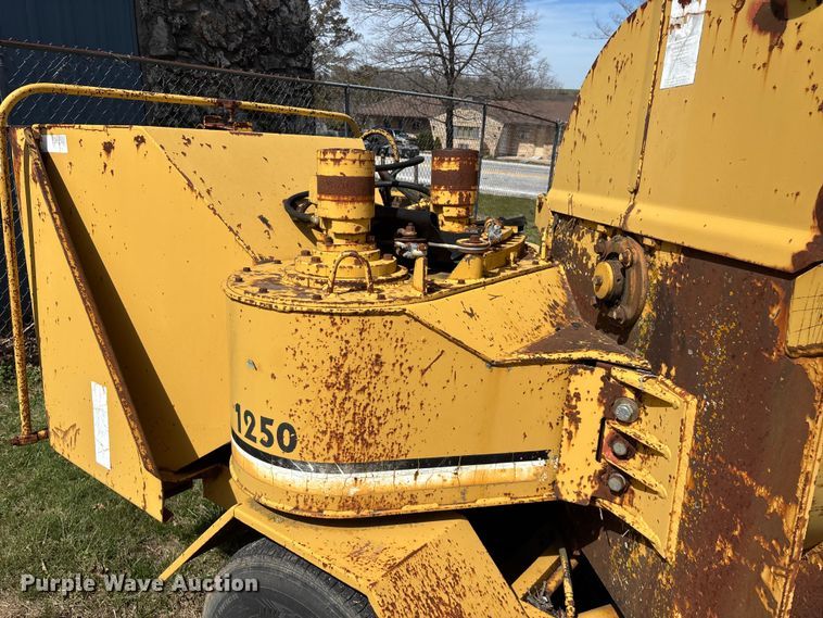 image for item EO4069 Vermeer 1250 wood chipper