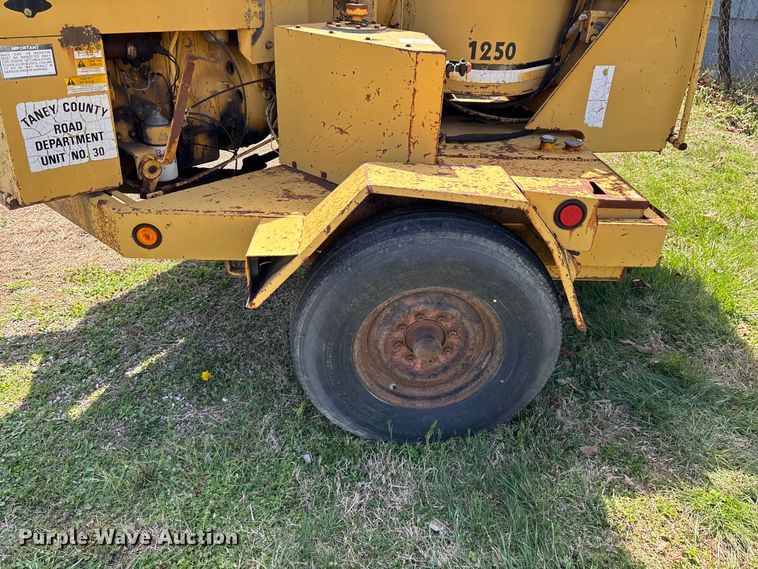 image for item EO4069 Vermeer 1250 wood chipper