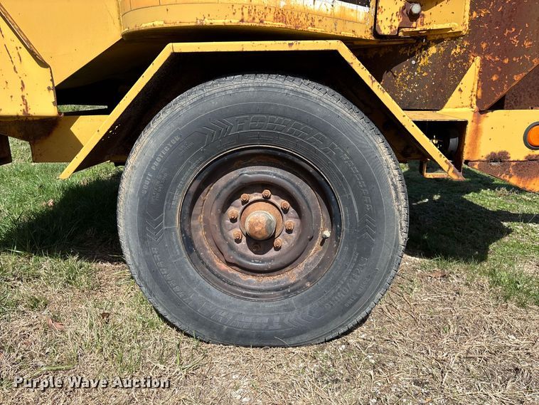 image for item EO4069 Vermeer 1250 wood chipper