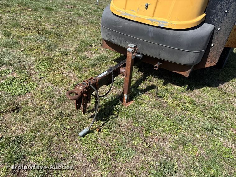 image for item EO4070 2004 Vermeer BC1400 XL wood chipper