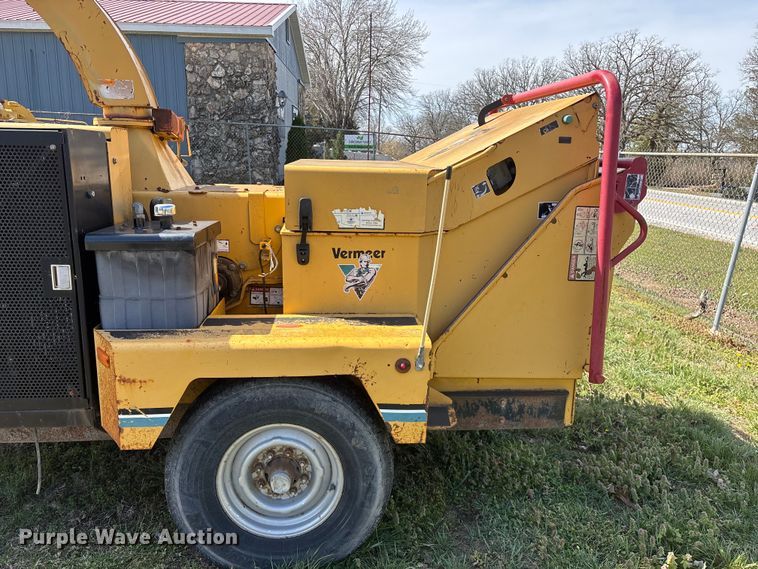 image for item EO4070 2004 Vermeer BC1400 XL wood chipper