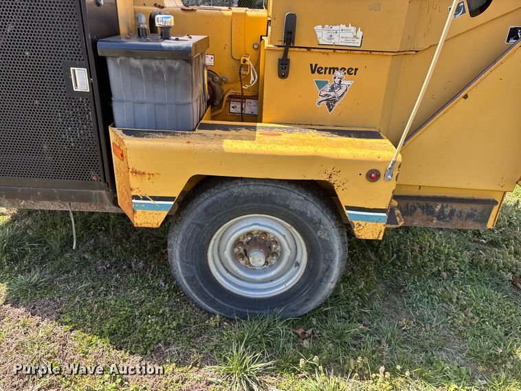 image for item EO4070 2004 Vermeer BC1400 XL wood chipper