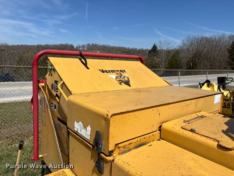 image for item EO4070 2004 Vermeer BC1400 XL wood chipper