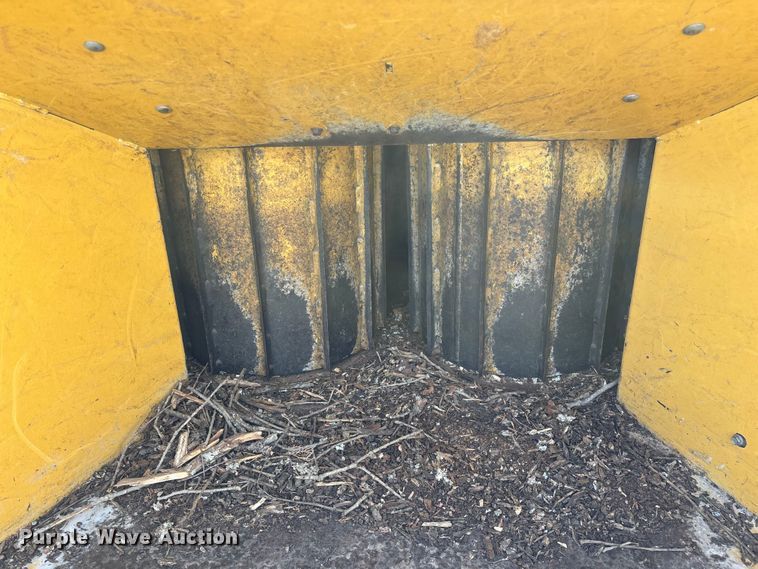 image for item EO4070 2004 Vermeer BC1400 XL wood chipper