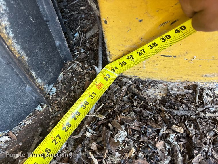 image for item EO4070 2004 Vermeer BC1400 XL wood chipper