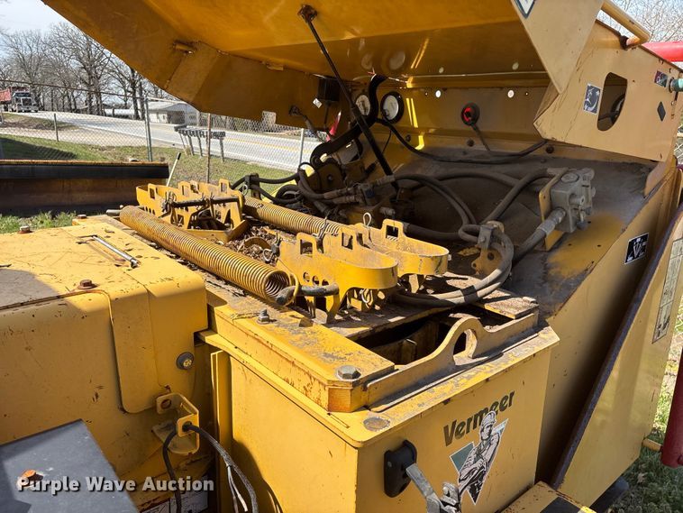 image for item EO4070 2004 Vermeer BC1400 XL wood chipper