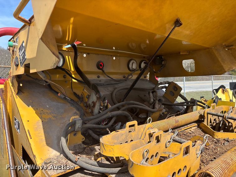 image for item EO4070 2004 Vermeer BC1400 XL wood chipper